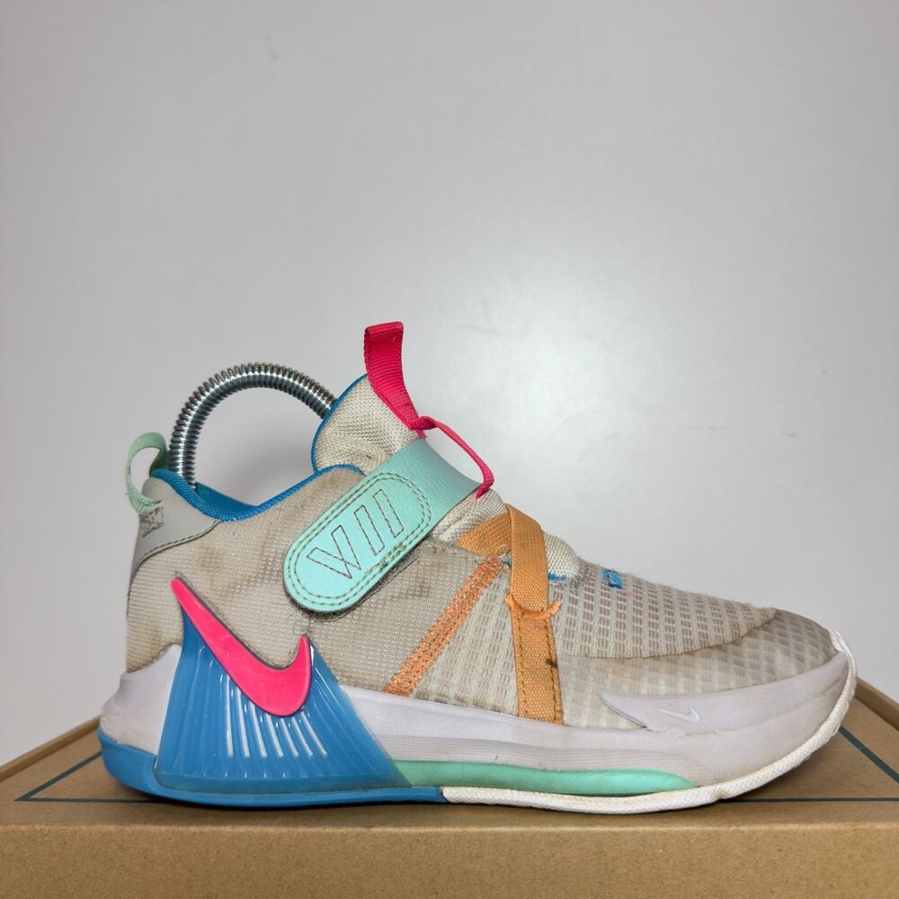 Nike LeBron Witness 7 Youth Size 5 Multi Color Stretch Lace Basketball Sneakers